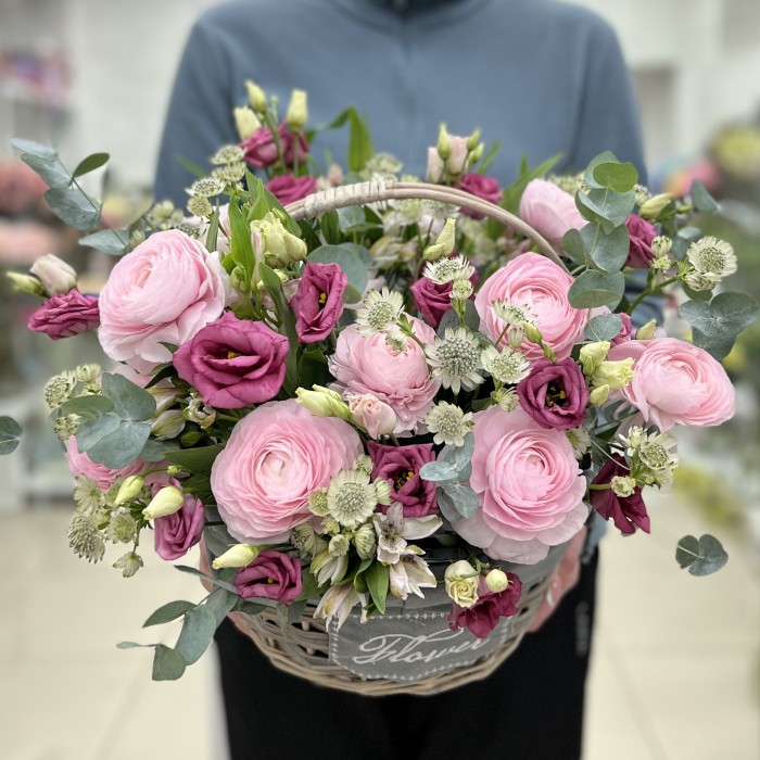 Эустомы и розовые ранункулюсы в корзине